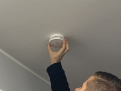 Strażaku montujesz czujkę? Nie wierć dziur! Radzi związek