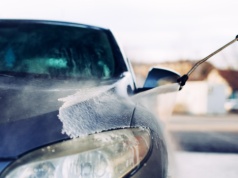 Kierowcy popełniają na myjni błąd. Potem brud dosłownie klei się do auta