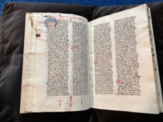 Skradziony XV-wieczny manuskrypt z dziełami św. Augustyna wraca z Paryża do Wrocławia