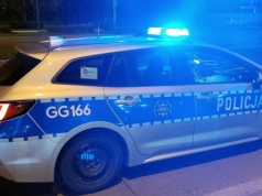 Kraków. Miał maczetę w ręce i zaczepiał przechodniów. Zaatakował policję