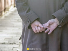 Lubisz spacerować z rękami splecionymi za plecami? Ciało daje ważny sygnał