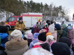 Ferie zimowe już niebawem. Strażacy pokazali dzieciom, dlaczego nie warto wchodzić na lód