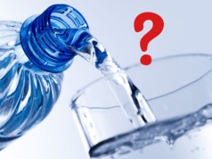 Eksperci przebadali wodę z supermarketów. Wybrali najgorszą