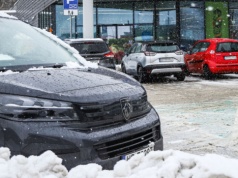 Znany dyskont udostępnia parking dla mieszkańców. Cena? Tylko 12 zł za noc