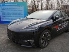 FAW chwali się ogniwami prawie-solid-state. Samochód jeszcze w tym roku. Bateria 142 kWh, czyli zasięgowo jak spalinowy