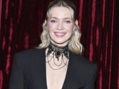 W takim stroju pojawiła się na premierze. Dekolt kradnie show