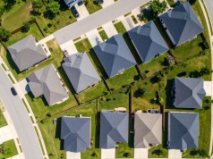 Ten sam budżet, różny metraż. Oto różnica cenowa między mieszkaniem w mieście a w aglomeracji