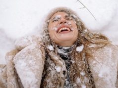 Ich humor jest nieprzewidywalny, ale działa. Zodiak nie pozostawia złudzeń