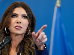 Zastrzeliła swojego psa, ofiarom gwałtów odebrała wybór. Dziś deportuje imigrantów. Kim jest Kristi Noem?