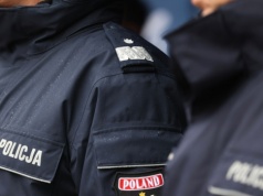 Wydano za nim list gończy, ukrył się... pod łóżkiem. Policja i tak go znalazła