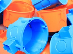 Produkcja z tworzyw sztucznych: gdzie firmy tracą pieniądze na samym początku?