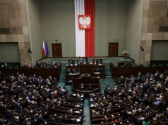 Podwyżki w parlamencie. Posłowie twierdzą, że pieniędzy jest 