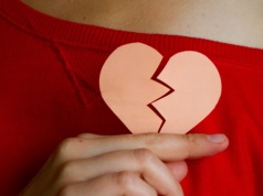 Złamane serce boli? Wiemy, jakie objawy potwierdzają ten stan