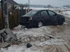 Wypadł z drogi, uderzył w ogrodzenie i skrzynkę energetyczną