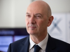 Francja zmniejsza udział OZE i wzmacnia atom