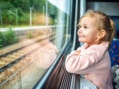 Francuskie koleje w ogniu krytyki za wagony „no kids” w pociągach