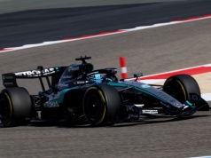 Mercedes wrócił na szczyt F1. Problemy nowicjusza w testach