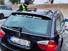 Miało być śmiesznie, a jest mandat za wulgarny napis i zatrzymany dowód rejestracyjny