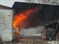 Pożar w hali magazynowej. Ogień odciął drogę ucieczki mężczyźnie, aby się wydostać musiał wybić okno. Trwa akcja gaśnicza