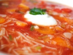 Wystarczy łyżka pod koniec gotowania. Podbija smak zupy pomidorowej jak żaden inny dodatek i dodaje aksamitności