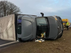 Dostawczak przewrócił się na S5. Zablokowane zostały oba pasy w stronę Poznania