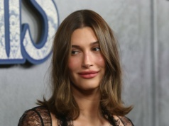 Hailey Bieber poszła na całość. Prześwitująca suknia sporo odsłoniła