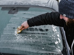 Jak usunąć lód z szyb w kilka sekund? Zapomnij o skrobaczce, inżynier NASA zdradził patenty