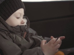 "Dzieci dostają rzeczy zamiast uwagi". Smutne polskie realia wychowywania dzieci