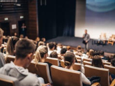 Uczelnia szuka pracowników. Płaci ponad 17 tys. zł brutto