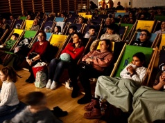 ’Wojna z dziadkiem’ na Osiedlu Zielonym. Tarnowianie obejrzeli film w kinie Radia RDN