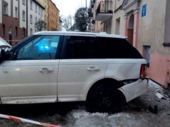 Pijany 61-latek uderzył w samochody i budynek na ul. Drzymały w Chojnicach