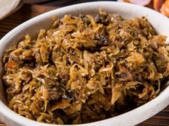 Dodaję do bigosu kilka ziarenek. Dla wielu to zapomniana przyprawa, ale ja nie wyobrażam sobie gotowania bez niej