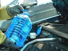 "Genialny" sposób z TikToka na tani płyn do spryskiwaczy? Szybko załatwisz i lakier, i wycieraczki