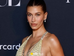 Hailey Bieber i jej złota suknia Versace podbiły czerwony dywan. Ta kreacja to majstersztyk