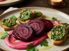 ​Rubinowe ruloniki z buraka i szmaragdowe pesto z pietruszki. Wytworna gra kolorów na talerzu