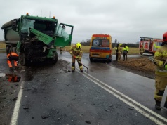 Zderzenie dwóch samochodów ciężarowych na DK15
