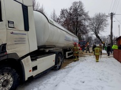 Cysterna z gazem zsunęła się na ogrodzenie w Kodniu. Przejazd był zablokowany w obu kierunkach