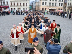 Maturzyści zatańczyli poloneza na Rynku w Cieszynie. Dziesiąta edycja wydarzenia