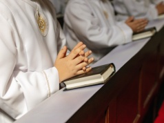 Poróżniła się z chrzestną syna, teraz ma problem. 