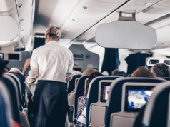 Stewardesa rozlała wino na markową torebkę. Pasażerka żąda 25 tys. zł odszkodowania