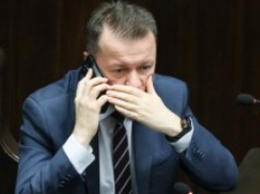 "Rozdwojenie jaźni czy amnezja?". Błaszczak rok temu: "Fundusz SAFE to szansa na rozwój"