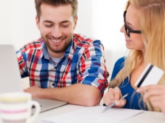 Flirt w pracy to brak profesjonalizmu? Biurowy romans na cenzurowanym