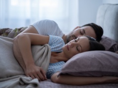 Zmienia się kultura snu Polaków. Coraz więcej z nas wybiera „model skandynawski”