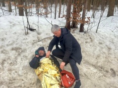 Policjant ruszył na ratunek. Odnaleziony w rowie mężczyzna mógł zamarznąć