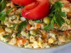 Sałatka milionera podbija polskie stoły. Jarzynowa nie ma z nią szans