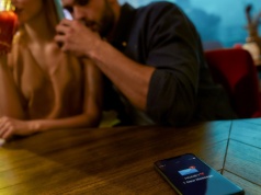 Alicja poznała młodszego mężczyznę i rzuciła wszystko. Szybko pożałowała