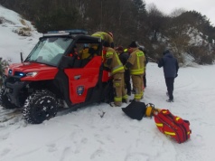 Paralotniarz spadł z klifu w Chłapowie. Po trudnej akcji ratunkowej mężczyzna trafił do szpitala