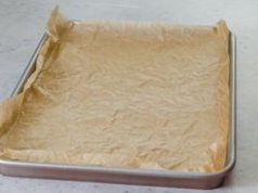 Gdzie wyrzucić papier do pieczenia? Nazwa, która często myli