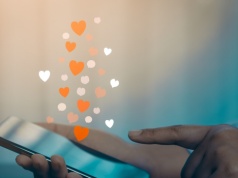 Miłość w erze AI. Psycholog: "Nasz mózg nie rozróżnia, że to maszyna"