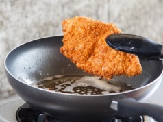 Panierka ciągle odpada od mięsa? Wypróbuj tę metodę, a zapomnisz o problemie